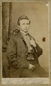 Halvlangt portræt af en mand i civil tøj. af Unknown